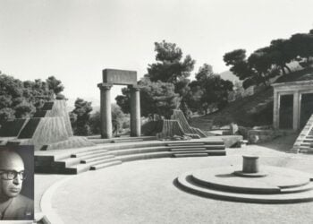 Άποψη του αρχαίου θεάτρου της Επιδαύρου, τον Ιούνιο του 1966, λίγες ώρες πριν από την παράσταση «Ικέτιδες» του Ευριπίδη που σκηνοθέτησε ο Πόντιος δημιουργός Τάκης Μουζενίδης – αριστερά σε νεότερη ηλικία (πηγή: nt-archive.gr/pub/2317)