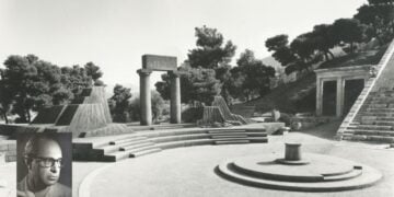 Άποψη του αρχαίου θεάτρου της Επιδαύρου, τον Ιούνιο του 1966, λίγες ώρες πριν από την παράσταση «Ικέτιδες» του Ευριπίδη που σκηνοθέτησε ο Πόντιος δημιουργός Τάκης Μουζενίδης – αριστερά σε νεότερη ηλικία (πηγή: nt-archive.gr/pub/2317)