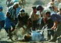 Φωτογραφία από τη στιγμή της δολοφονίας του Τάσου Ισαάκ στην Κύπρο στις 11 Αυγούστου 1996 (πηγή: el.wikipedia.org /wiki/Tasos_Isaak_murdered.jpg)