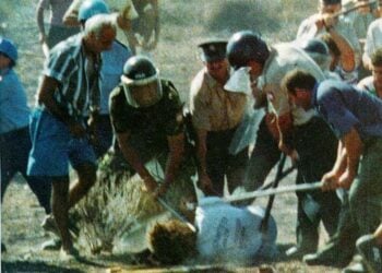 Φωτογραφία από τη στιγμή της δολοφονίας του Τάσου Ισαάκ στην Κύπρο στις 11 Αυγούστου 1996 (πηγή: el.wikipedia.org /wiki/Tasos_Isaak_murdered.jpg)
