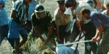 Φωτογραφία από τη στιγμή της δολοφονίας του Τάσου Ισαάκ στην Κύπρο στις 11 Αυγούστου 1996 (πηγή: el.wikipedia.org /wiki/Tasos_Isaak_murdered.jpg)