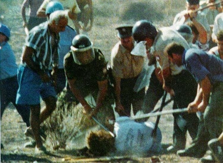 Φωτογραφία από τη στιγμή της δολοφονίας του Τάσου Ισαάκ στην Κύπρο στις 11 Αυγούστου 1996 (πηγή: el.wikipedia.org /wiki/Tasos_Isaak_murdered.jpg)