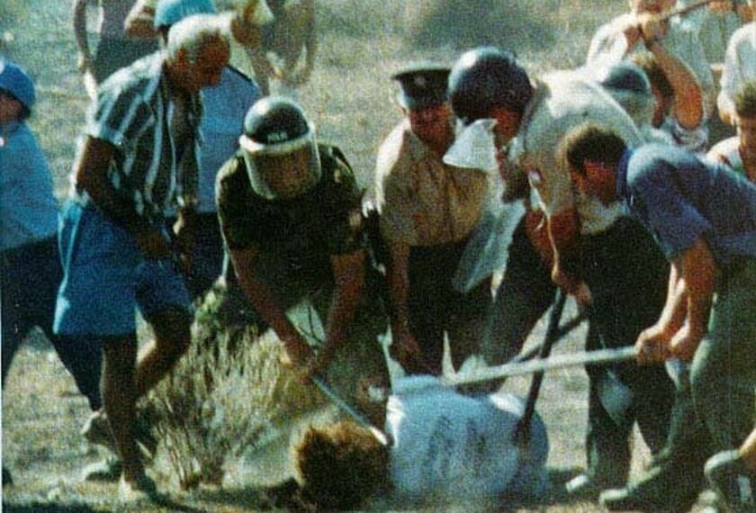 Φωτογραφία από τη στιγμή της δολοφονίας του Τάσου Ισαάκ στην Κύπρο στις 11 Αυγούστου 1996 (πηγή: el.wikipedia.org /wiki/Tasos_Isaak_murdered.jpg)