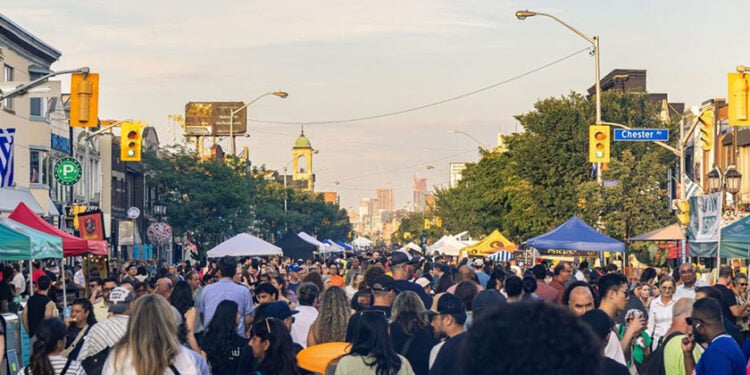 Στιγμιότυπο από το Taste of the Danforth 2026, στο Τορόντο του Καναδά (φωτ.: Beach Metro / Alizée Legrain)