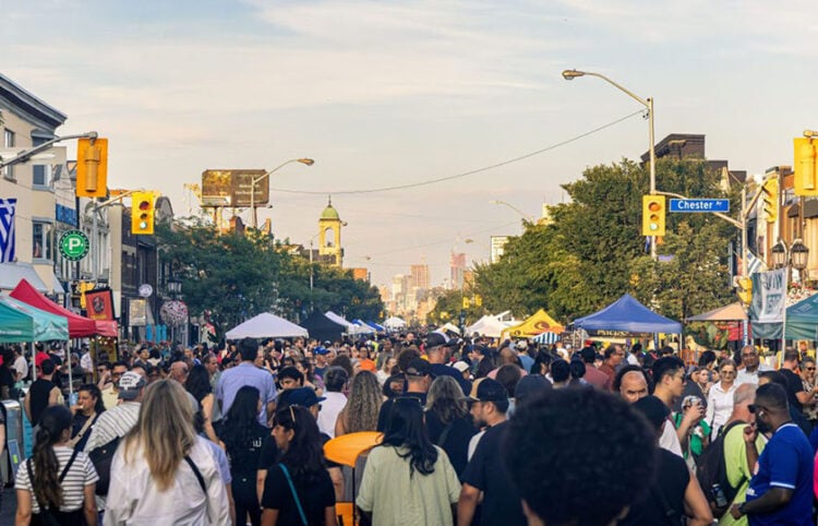 Στιγμιότυπο από το Taste of the Danforth 2026, στο Τορόντο του Καναδά (φωτ.: Beach Metro / Alizée Legrain)