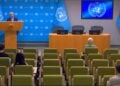 Ο αναπληρωτής εκπρόσωπος Τύπου του ΟΗΕ Φαρχάν Χακ  στην ενημέρωση των δημοσιογράφων (πηγή: YouTube/Ηνωμένα Έθνη)
