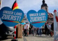 Υποστηρικτές της AfD περιμένουν την έναρξη προεκλογικής συγκέντρωσης του υποψηφίου Ούλριχ Ζίγκμουντ στο Νάουμπουργκ, ενόψει των κρατιδιακών εκλογών της 6ης Σεπτεμβρίου στη Σαξονία-Άνχαλτ (φωτ.: EPA / Hannibal Hanschke)