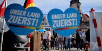 Υποστηρικτές της AfD περιμένουν την έναρξη προεκλογικής συγκέντρωσης του υποψηφίου Ούλριχ Ζίγκμουντ στο Νάουμπουργκ, ενόψει των κρατιδιακών εκλογών της 6ης Σεπτεμβρίου στη Σαξονία-Άνχαλτ (φωτ.: EPA / Hannibal Hanschke)