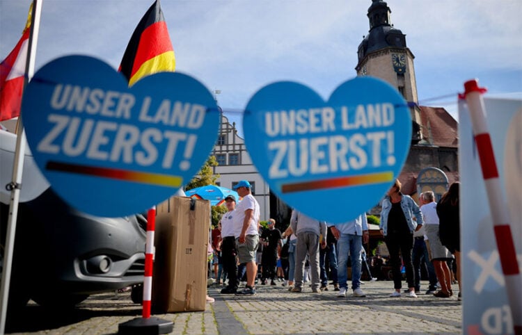 Υποστηρικτές της AfD περιμένουν την έναρξη προεκλογικής συγκέντρωσης του υποψηφίου Ούλριχ Ζίγκμουντ στο Νάουμπουργκ, ενόψει των κρατιδιακών εκλογών της 6ης Σεπτεμβρίου στη Σαξονία-Άνχαλτ (φωτ.: EPA / Hannibal Hanschke)