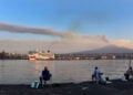 Πυκνό νέφος τέφρας και καπνού υψώνεται από την Αίτνα, όπως φαίνεται από την Κατάνη της Σικελίας (φωτ.: EPA / Orietta Scardino)