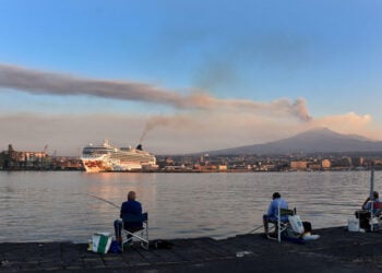 Πυκνό νέφος τέφρας και καπνού υψώνεται από την Αίτνα, όπως φαίνεται από την Κατάνη της Σικελίας (φωτ.: EPA / Orietta Scardino)