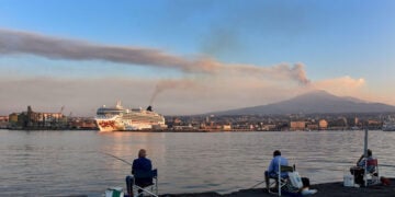 Πυκνό νέφος τέφρας και καπνού υψώνεται από την Αίτνα, όπως φαίνεται από την Κατάνη της Σικελίας (φωτ.: EPA / Orietta Scardino)