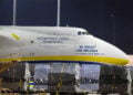 To φορτηγό αεροσκάφος της Antonov Airlines στο αεροδρόμιο του Αννόβερο, όπου έκανε έκτακτη προσγείωση (πηγή: Χ / Visegrád 24)