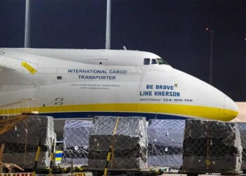 To φορτηγό αεροσκάφος της Antonov Airlines στο αεροδρόμιο του Αννόβερο, όπου έκανε έκτακτη προσγείωση (πηγή: Χ / Visegrád 24)