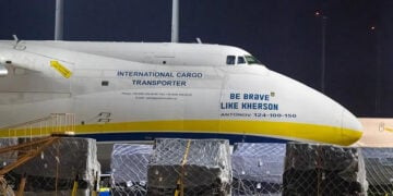 To φορτηγό αεροσκάφος της Antonov Airlines στο αεροδρόμιο του Αννόβερο, όπου έκανε έκτακτη προσγείωση (πηγή: Χ / Visegrád 24)