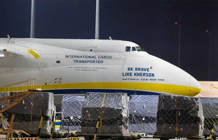 To φορτηγό αεροσκάφος της Antonov Airlines στο αεροδρόμιο του Αννόβερο, όπου έκανε έκτακτη προσγείωση (πηγή: Χ / Visegrád 24)
