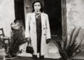 Η Γιλντίζ Εϊγιάμ έξω από το πατρικό της σπίτι στην Πόλις της Κύπρου, το 1951, λίγο πριν από την αναχώρησή της για την Αυστραλία (φωτ.: Museums Victoria/ Public Domain Mark)