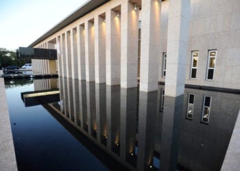 Το νέο κτήριο της πρεσβείας της Αργεντινής στην Μπραζίλια, κατά τα εγκαίνιά του στις 29 Ιουλίου 2011, παρουσία της τότε προέδρου της Αργεντινής Κριστίνα Φερνάντες, της τότε προέδρου της Βραζιλίας Ντίλμα Ρούσεφ και του πρώην προέδρου Λουίς Ινάσιου Λούλα ντα Σίλβα (φωτ.: EPA/Fernando Bizerra Jr)