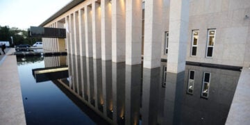 Το νέο κτήριο της πρεσβείας της Αργεντινής στην Μπραζίλια, κατά τα εγκαίνιά του στις 29 Ιουλίου 2011, παρουσία της τότε προέδρου της Αργεντινής Κριστίνα Φερνάντες, της τότε προέδρου της Βραζιλίας Ντίλμα Ρούσεφ και του πρώην προέδρου Λουίς Ινάσιου Λούλα ντα Σίλβα (φωτ.: EPA/Fernando Bizerra Jr)