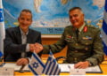 Στιγμιότυπο από την τελετή υπογραφής της διακρατικής συμφωνίας για την «Ασπίδα του Αχιλλέα», στο Τελ Αβίβ. Δευτέρα 31 Αυγούστου 2026 (φωτ.: ΓΕΕΘΑ)