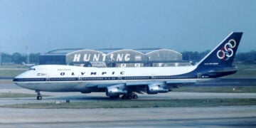 Το Boeing 747-284B «Olympic Zeus» της Ολυμπιακής Αεροπορίας, δύο χρόνια πριν από το περιστατικό της πτήσης ΟΑ 411 (φωτ.: Wikimedia Commons / Rivet Joint)