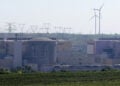 Στην Τσερναβόντα της Ρουμανίας ο πυρηνικός σταθμός αντλεί νερό από τον Δούναβη για την ψύξη των αντιδραστήρων του, ωστόσο η στάθμη του ποταμού έχει υποχωρήσει σε ιστορικά χαμηλά επίπεδα (φωτ.: EPA / Robert Ghement)