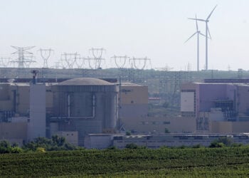 Στην Τσερναβόντα της Ρουμανίας ο πυρηνικός σταθμός αντλεί νερό από τον Δούναβη για την ψύξη των αντιδραστήρων του, ωστόσο η στάθμη του ποταμού έχει υποχωρήσει σε ιστορικά χαμηλά επίπεδα (φωτ.: EPA / Robert Ghement)