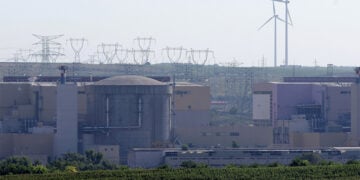 Στην Τσερναβόντα της Ρουμανίας ο πυρηνικός σταθμός αντλεί νερό από τον Δούναβη για την ψύξη των αντιδραστήρων του, ωστόσο η στάθμη του ποταμού έχει υποχωρήσει σε ιστορικά χαμηλά επίπεδα (φωτ.: EPA / Robert Ghement)