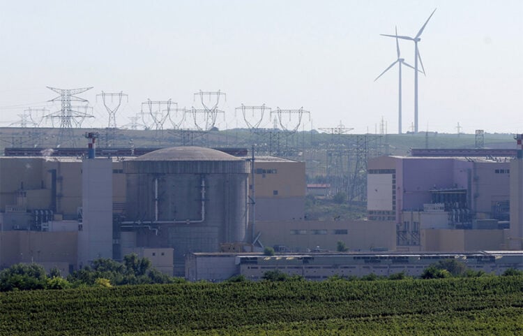 Στην Τσερναβόντα της Ρουμανίας ο πυρηνικός σταθμός αντλεί νερό από τον Δούναβη για την ψύξη των αντιδραστήρων του, ωστόσο η στάθμη του ποταμού έχει υποχωρήσει σε ιστορικά χαμηλά επίπεδα (φωτ.: EPA / Robert Ghement)
