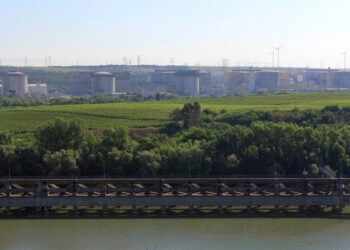 Ο πυρηνικός σταθμός της Τσερναβόντα στη Ρουμανία, στις 5 Αυγούστου 2026. Οι δύο αντιδραστήρες του χρησιμοποιούν νερό από τον Δούναβη για την ψύξη τους (φωτ.: EPA / Robert Ghement)