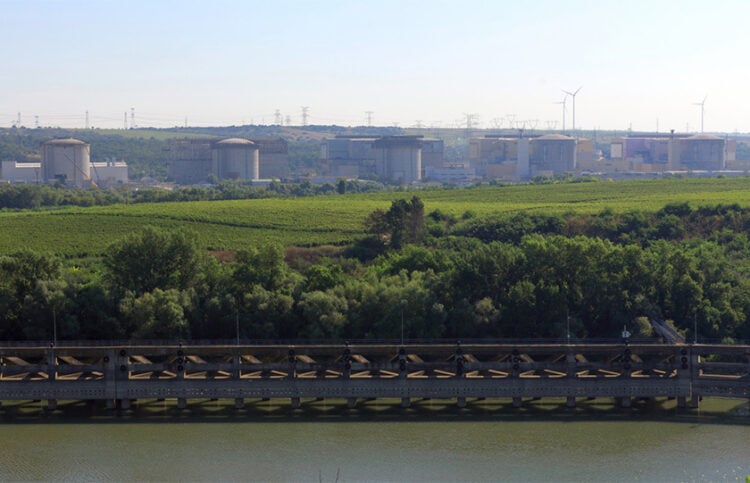 Ο πυρηνικός σταθμός της Τσερναβόντα στη Ρουμανία, στις 5 Αυγούστου 2026. Οι δύο αντιδραστήρες του χρησιμοποιούν νερό από τον Δούναβη για την ψύξη τους (φωτ.: EPA / Robert Ghement)