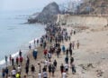 Νεαροί που επέστρεψαν από την Ισπανία συγκεντρώνονται στο συνοριακό πέρασμα Μπαμπ Σεμπτά, κοντά στη Φνιντέκ του Μαρόκου. 31 Ιουλίου 2026 (φωτ.: EPA / Jalal Morchidi).