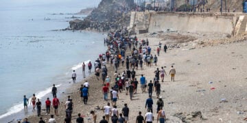 Νεαροί που επέστρεψαν από την Ισπανία συγκεντρώνονται στο συνοριακό πέρασμα Μπαμπ Σεμπτά, κοντά στη Φνιντέκ του Μαρόκου. 31 Ιουλίου 2026 (φωτ.: EPA / Jalal Morchidi).
