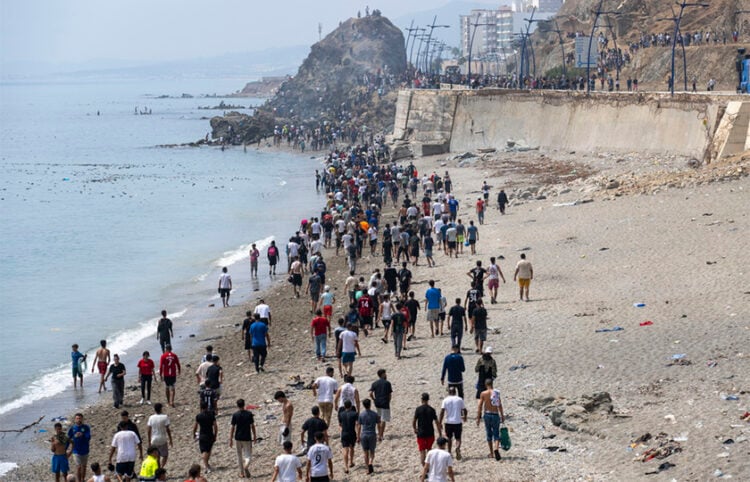 Νεαροί που επέστρεψαν από την Ισπανία συγκεντρώνονται στο συνοριακό πέρασμα Μπαμπ Σεμπτά, κοντά στη Φνιντέκ του Μαρόκου. 31 Ιουλίου 2026 (φωτ.: EPA / Jalal Morchidi).