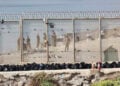 Μέλη των μαροκινών βοηθητικών δυνάμεων περιπολούν κατά μήκος του φράχτη που χωρίζει τη Θέουτα από το Μαρόκο. 3 Αυγούστου 2026 (φωτ.: EPA / Reduan)