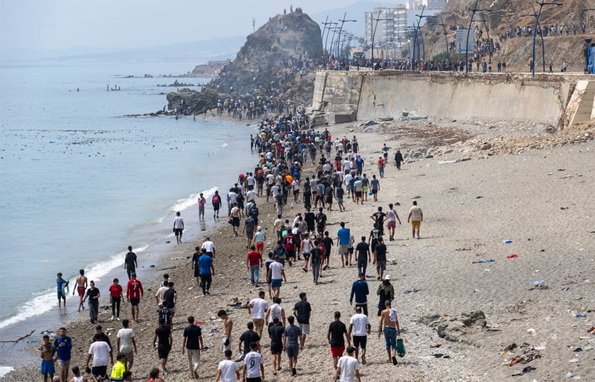 Νεαροί που επέστρεψαν από την Ισπανία συγκεντρώνονται στο συνοριακό πέρασμα Μπαμπ Σεμπτά, κοντά στη Φνιντέκ του Μαρόκου. 31 Ιουλίου 2026 (φωτ.: EPA / Jalal Morchidi).