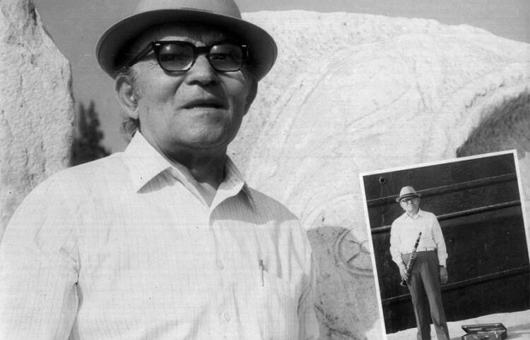 Ο Τάσος Χαλκιάς στο εξώφυλλο του δίσκου «Ο Τάσος Χαλκιάς και το κλαρίνο του», που κυκλοφόρησε το 1984 (πηγή: Μουσική βιβλιοθήκη «Λίλιαν Βουδούρη»)
