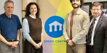 Από αριστερά: ο καθηγητής Αναστάσιος Τάμης, η Μαρία Μπακαλίδου, ο Μιλτιάδης Παικόπουλος και ο δρ Νικ Ντάλας, με κοινό στόχο τη συνέχιση και ενίσχυση της διδασκαλίας των Κλασικών Ελληνικών στη Βικτώρια (φωτ.: The Greek Herald)