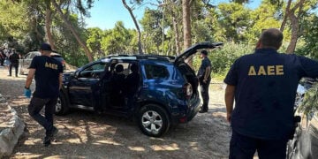 Μέλη κλιμακίου της Διεύθυνσης Αντιμετώπισης Εγκλημάτων Εμπρησμού (φωτ.: Πυροσβεστικό Σώμα)