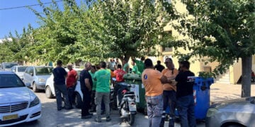 Συνάδελφοι του 52χρονου έξω από τα δικαστήρια στο Ρέθυμνο, Τρίτη 4 Αυγούστου 2026 (φωτ.: goodnet.gr)