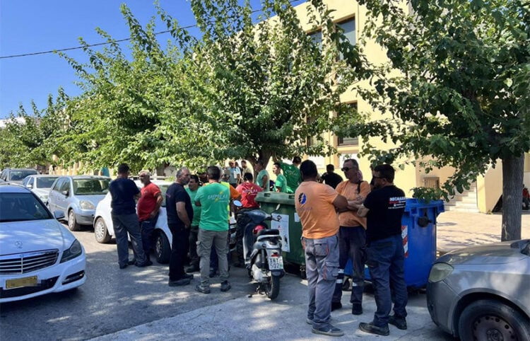 Συνάδελφοι του 52χρονου έξω από τα δικαστήρια στο Ρέθυμνο, Τρίτη 4 Αυγούστου 2026 (φωτ.: goodnet.gr)