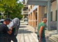 Ο 55χρονος που είχε τον πατέρα του στον καταψύκτη, οδηγείται στα δικαστήρια Σπάρτης. Τετάρτη 5 Αυγούστου 2026 (πηγή: ΕΡΤ)