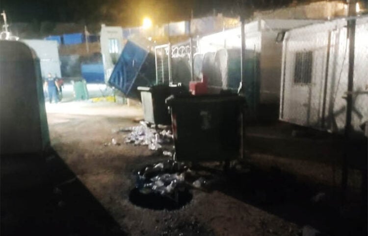 Το εσωτερικό της δομής στη θέση Κλειδί του Δήμου Σιντικής, μετά τα επεισόδια. Σάββατο 29 Αυγούστου 2026 (φωτ.: thesspost.gr)