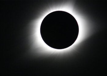 Ολική έκλειψη Ηλίου, με το ηλιακό στέμμα να διακρίνεται γύρω από τον σκοτεινό δίσκο της Σελήνης (φωτ. αρχείου: NASA / Gopalswamy)