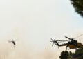 Ελικόπτερα τύπου Bell επιχειρούν στη
μεγάλη πυρκαγιά που ξεκίνησε από τη Βοιωτία και επεκτάθηκε και στον νομό Αττικής. Κυριακή 2 Αυγούστου 2026 (φωτ.: EUROKINISSI / Τατιάνα Μπόλαρη)