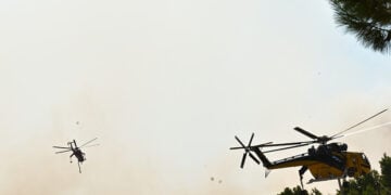 Ελικόπτερα τύπου Bell επιχειρούν στη
μεγάλη πυρκαγιά που ξεκίνησε από τη Βοιωτία και επεκτάθηκε και στον νομό Αττικής. Κυριακή 2 Αυγούστου 2026 (φωτ.: EUROKINISSI / Τατιάνα Μπόλαρη)