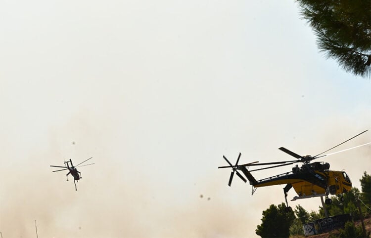 Ελικόπτερα τύπου Bell επιχειρούν στη
μεγάλη πυρκαγιά που ξεκίνησε από τη Βοιωτία και επεκτάθηκε και στον νομό Αττικής. Κυριακή 2 Αυγούστου 2026 (φωτ.: EUROKINISSI / Τατιάνα Μπόλαρη)