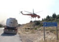 Ελικόπτερο τύπου Bell παίρνει νερό προκειμένου να επιχειρήσει στη μεγάλη πυρκαγιά που ξεκίνησε από την Βοιωτία και επεκτάθηκε στο νομό Αττικής. Κυριακή 2 Αυγούστου 2026 (φωτ.: EUROKINISSI / Δανάη Δαυλοπούλου)