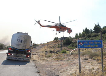 Ελικόπτερο τύπου Bell παίρνει νερό προκειμένου να επιχειρήσει στη μεγάλη πυρκαγιά που ξεκίνησε από την Βοιωτία και επεκτάθηκε στο νομό Αττικής. Κυριακή 2 Αυγούστου 2026 (φωτ.: EUROKINISSI / Δανάη Δαυλοπούλου)