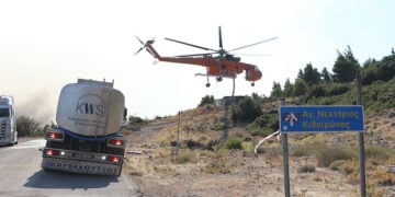 Ελικόπτερο τύπου Bell παίρνει νερό προκειμένου να επιχειρήσει στη μεγάλη πυρκαγιά που ξεκίνησε από την Βοιωτία και επεκτάθηκε στο νομό Αττικής. Κυριακή 2 Αυγούστου 2026 (φωτ.: EUROKINISSI / Δανάη Δαυλοπούλου)